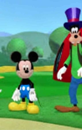 A 3D animated scene from Mickey Mouse Clubhouse showing the main characters on a green hill in front of the iconic red clubhouse. The show aired from 2006 to 2016 and was broadcast across Latin America including on Spanish-language platforms from 2014 to 2018.