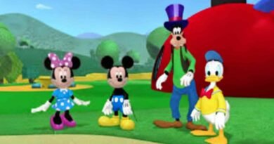 A 3D animated scene from Mickey Mouse Clubhouse showing the main characters on a green hill in front of the iconic red clubhouse. The show aired from 2006 to 2016 and was broadcast across Latin America including on Spanish-language platforms from 2014 to 2018.